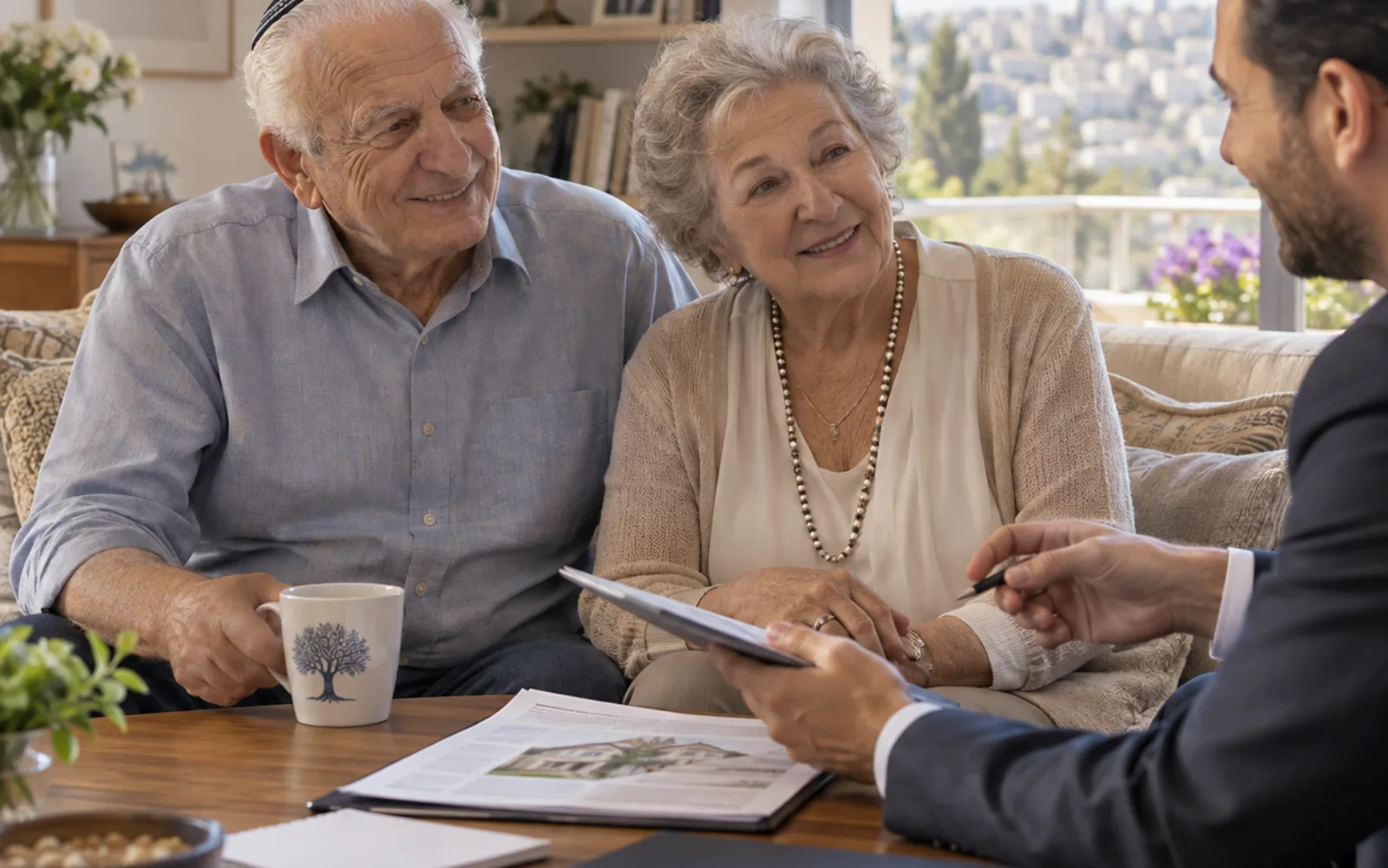 בני זוג מבוגרים יושבים בביתם מול יועץ משכנתאות ומעיינים יחד במסמכים